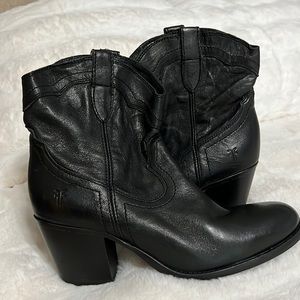 Womens Frye ankle boots, like new!